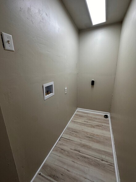Building Photo - 4200 Narcissus Dr