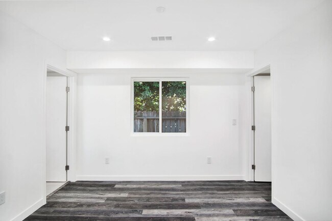 Building Photo - 10924 Hesby St