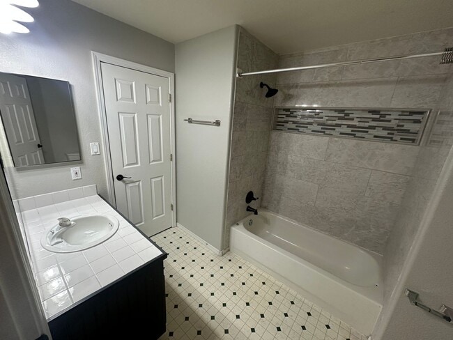 Building Photo - 3 bedroom, 2 bath home in Sparks! Must see!!!