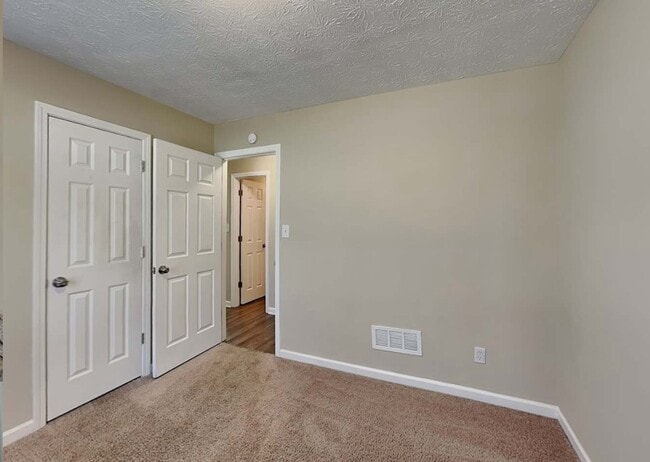 Building Photo - 2887 Rockcliff Rd SE