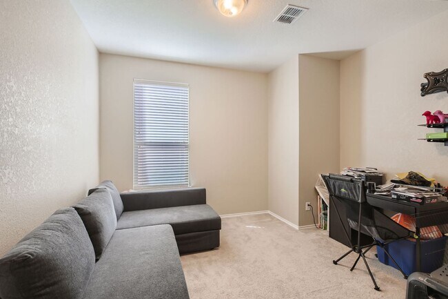 Building Photo - HALF OFF First Month Rent: 3 Bed/2.5 Bathroom~ Multiple Living Spaces~ Located near Lackland AFB!