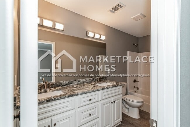 Building Photo - 823 W 20th St