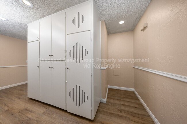 Building Photo - 6574 Valley Dr