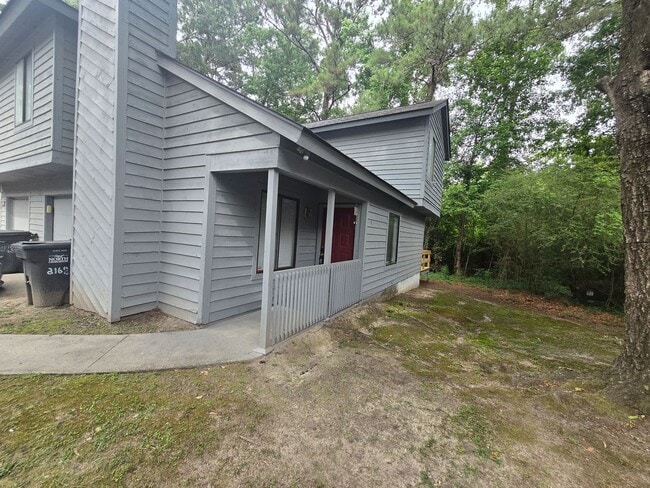 Building Photo - Charming and Spacious Home