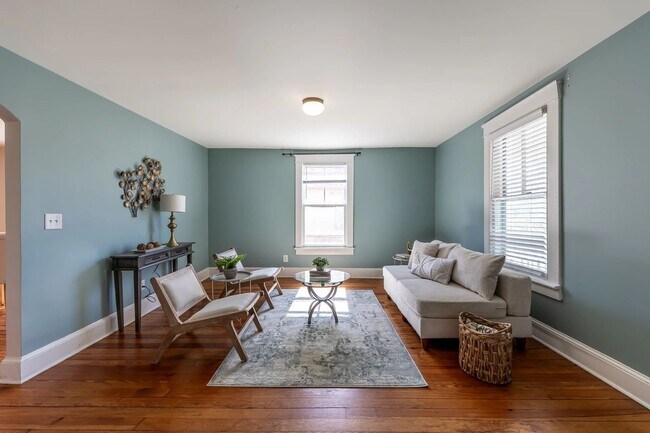 Building Photo - Walk to Main Street Restaurants and Downtown! Charming home, just like grandma's house!