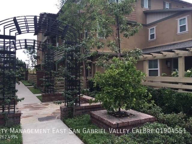 Building Photo - 339 S Glendora-