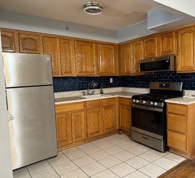 Building Photo - 726 Soundview Ave