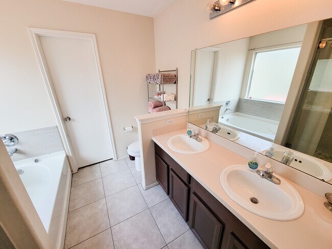 Building Photo - 2131 Cold River Dr
