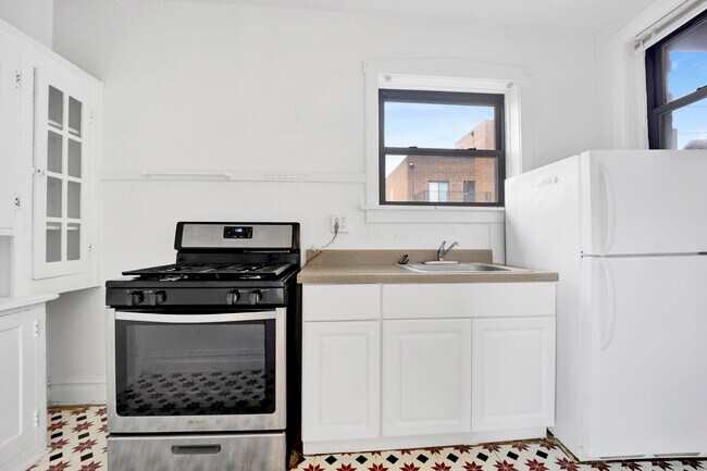 Building Photo - 1469 W Carmen Ave