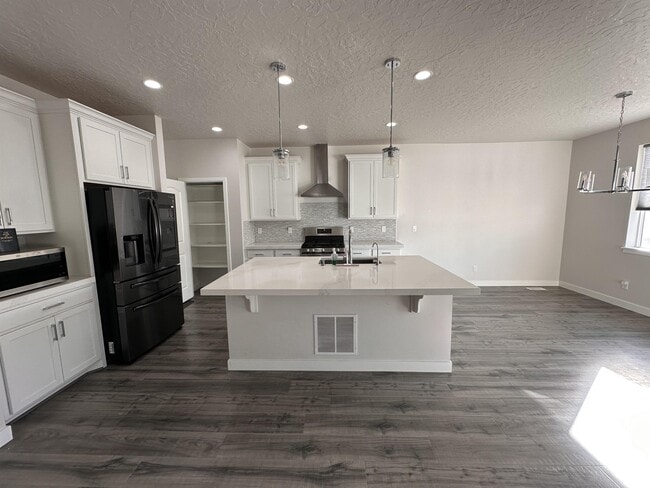 Building Photo - 121 N Independence Way