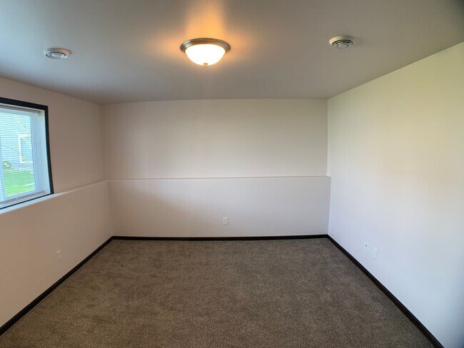 Building Photo - 3 Bed 3 Bath Single Family Home