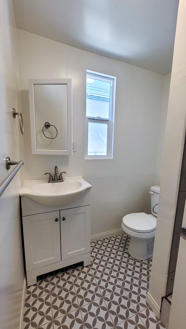 Building Photo - Vacancy at Whittier Duplex!