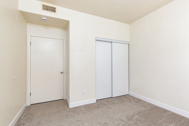 Building Photo - Move-in ready ground-floor 2 bed, 2 bath