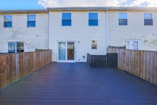 Building Photo - 14 Luffing Ct