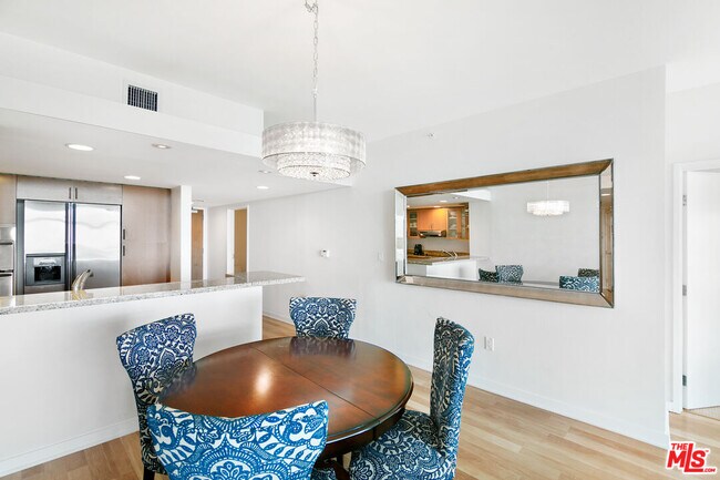 Building Photo - 13700 Marina Pointe Dr