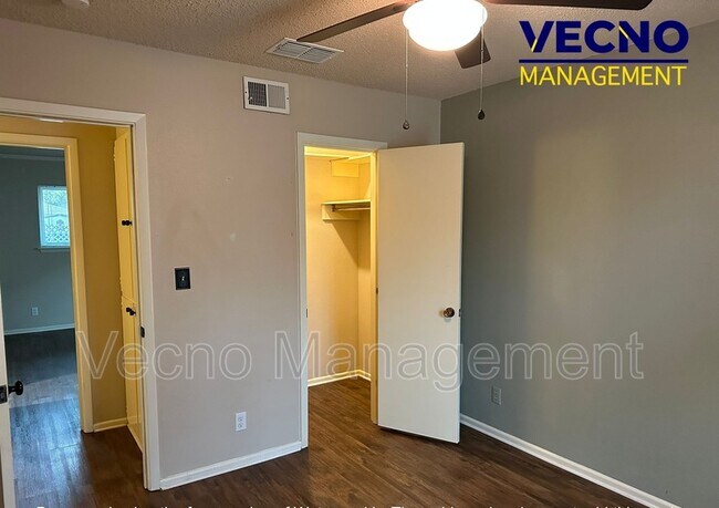 Building Photo - 3643 Richwood Dr