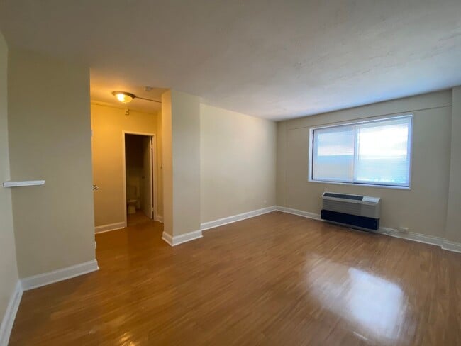 Interior Photo - River Plaza