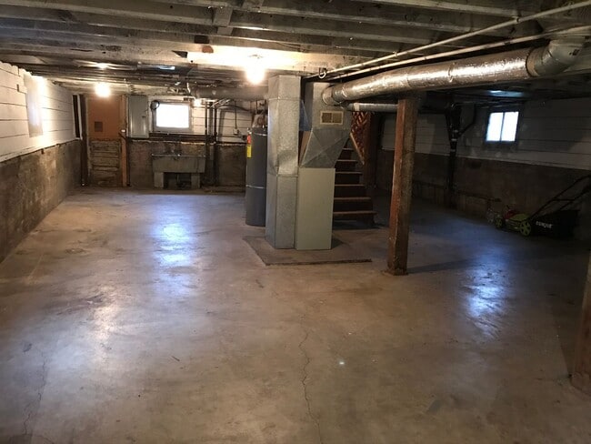 Building Photo - 4br/2ba House with fenced yard