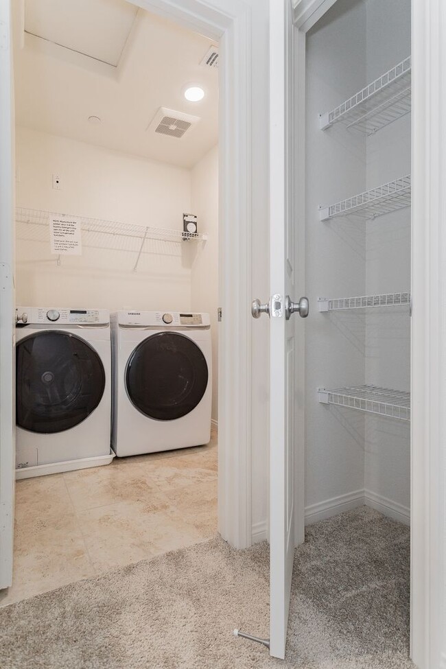 Building Photo - Fairly New Gorgeous SMART House!