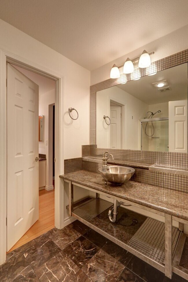 Building Photo - Stunning 3BR 1.75 BA Sammamish Home.  Rece...
