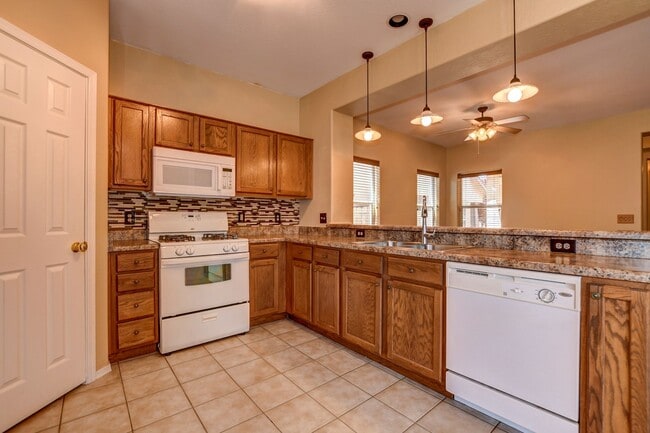 Building Photo - Beautiful 2 bed + den, 2 bath townhome in ...