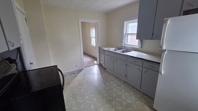Building Photo - 2 bedroom 1 bath house