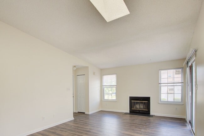 Building Photo - 2 Bedroom, 2 Bath Updated Condo, Newpointe...