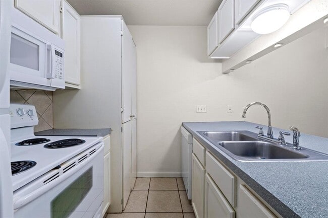 Building Photo - 2708 S 1st St