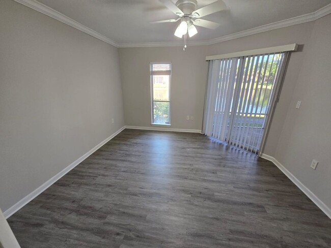 Building Photo - Chic 1-bedroom and 1 bathroom Condo Unit I...