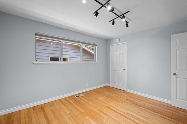Building Photo - Elegant and Spacious Air-Conditioned Lincoln Park Rambler