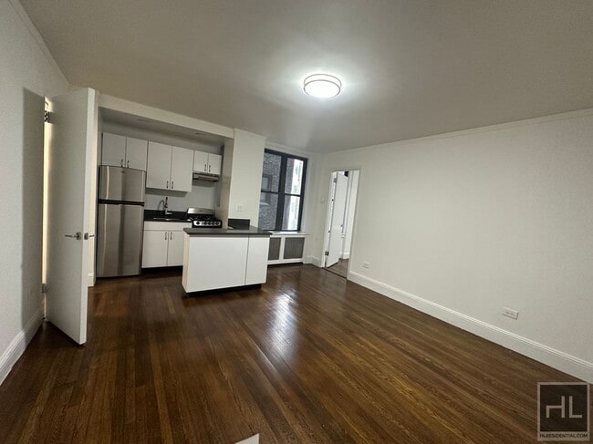 Building Photo - 140 E 46th St