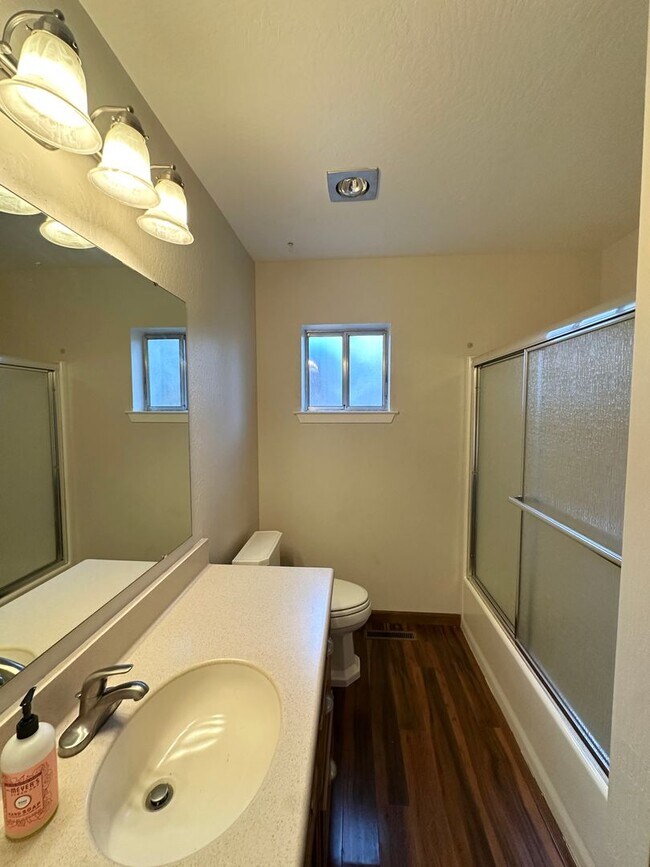 Building Photo - Gorgeous Confidence Home!!