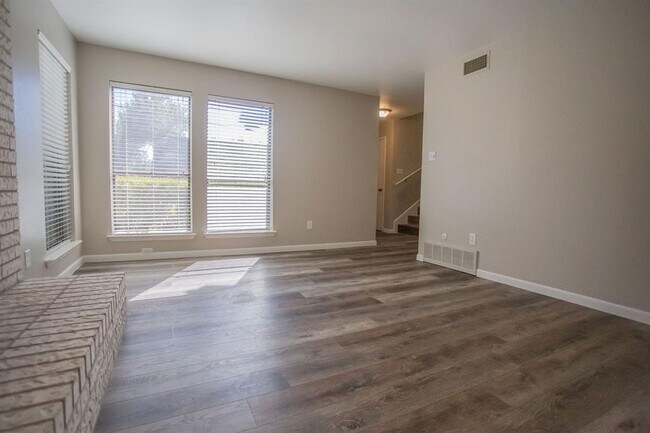 Building Photo - 2301 Mistletoe Dr