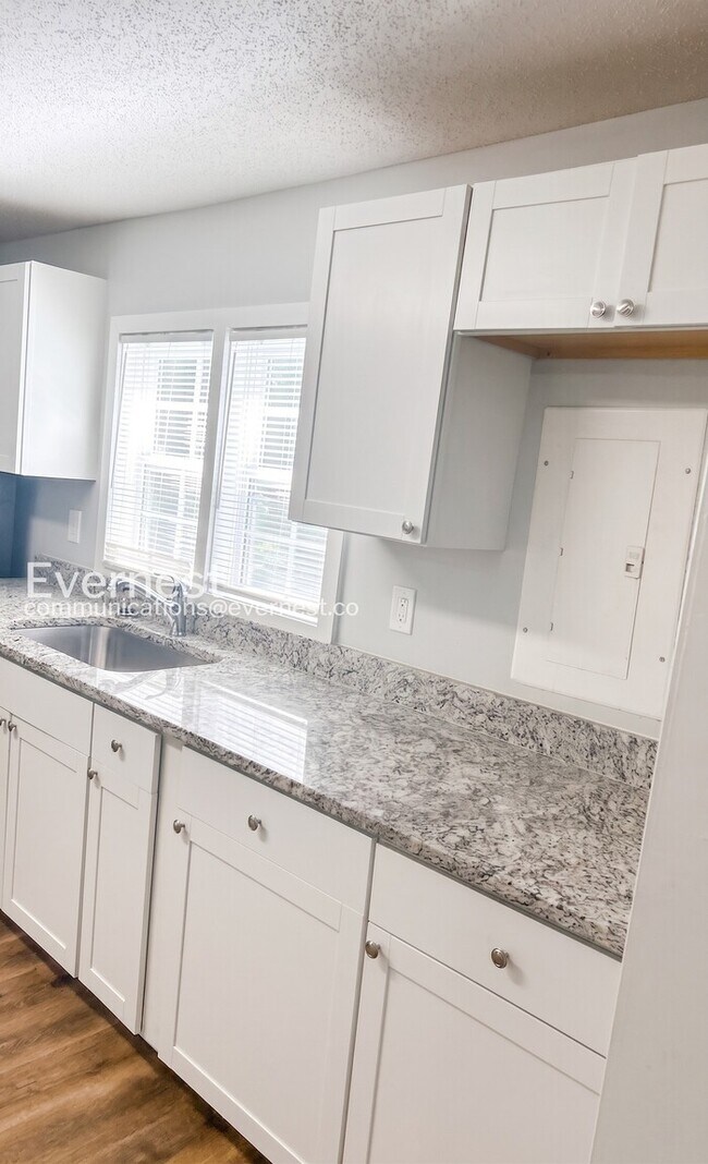 Building Photo - 3-Bed/2-Bath Home/Pet Friendly/Available Soon!