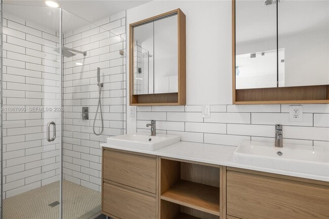 Building Photo - 801 NE 118th St