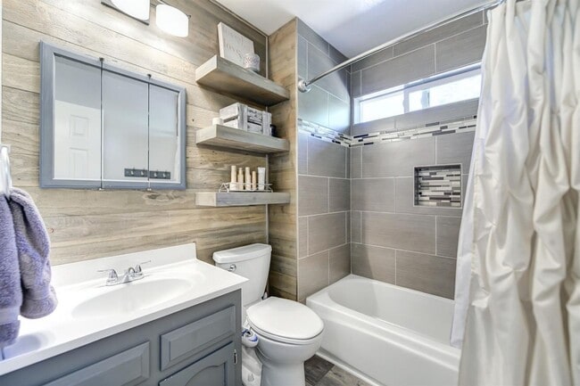 Building Photo - 2 Bedroom Home Tucked away in the Sierras