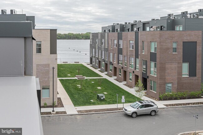 Building Photo - 3123 Beachview Ln