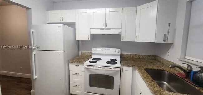 Building Photo - 1555 N 12th Ct