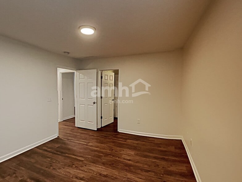 Building Photo - 433 Long Branch Way