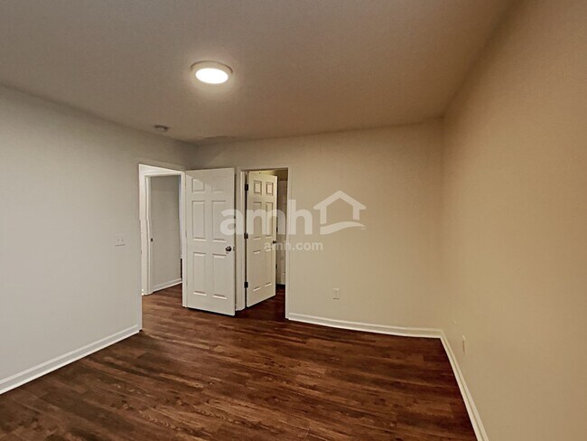 Building Photo - 433 Long Branch Way