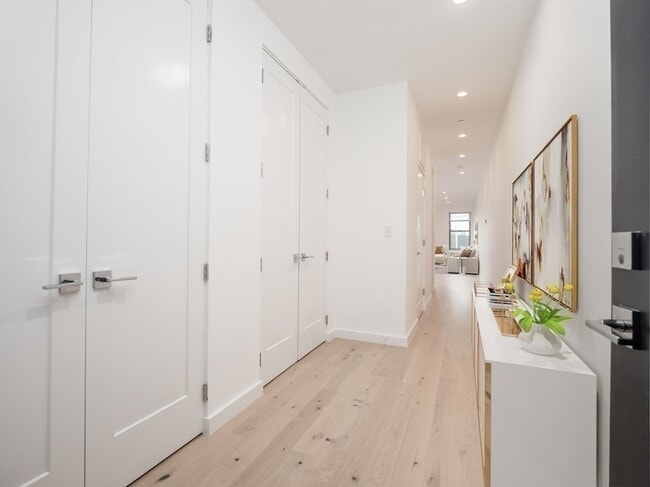 Building Photo - 340 W 2nd St