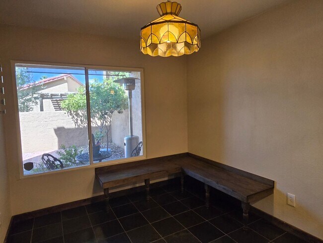 Building Photo - Beautiful two story, 3 bed, 1 full bath, 2...