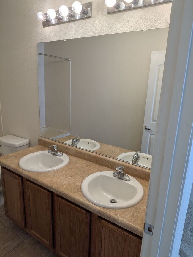 Building Photo - Northwest Beauty 3 Bedroom 3 Bath 2 Car garage