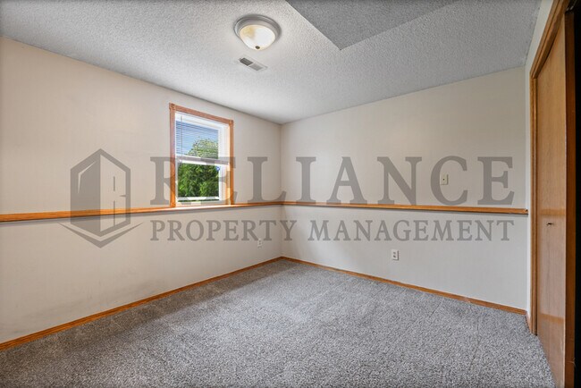 Building Photo - 2013 N Parkridge Ct