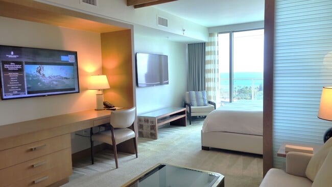 Building Photo - Highly Desirable STUDIO/1-Bath unit Long-T...