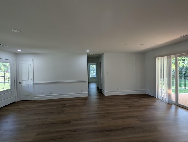 Building Photo - 2201 Livingston Ln