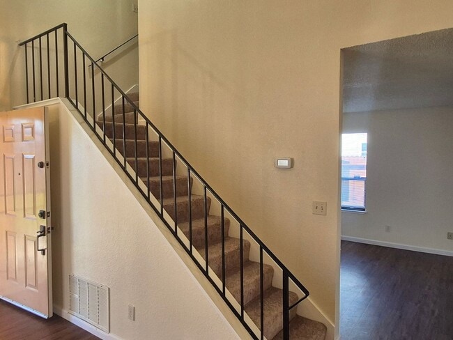 Building Photo - 3 bedroom 2.5 bath home