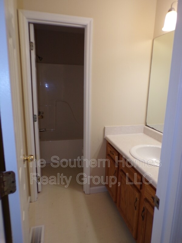 Building Photo - 1425 Hammerhill Rd