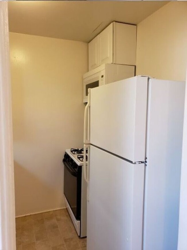 Building Photo - $500 REBATE Bright upper end (2bdr) in Nor...