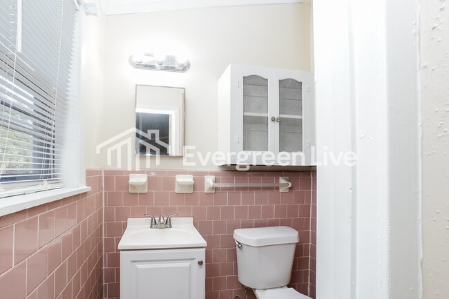 Building Photo - 544 Bellevue St